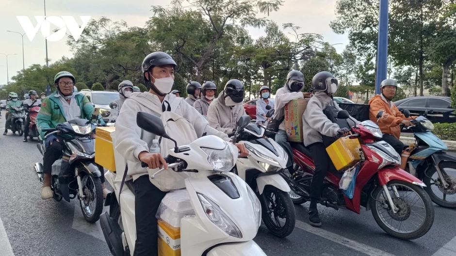 Cửa ngõ TP.HCM đông đúc chiều 3/5, ùn tắc cục bộ tại nhiều điểm Cửa ngõ TP.HCM đông đúc chiều 3/5, ùn tắc cục bộ tại nhiều điểm