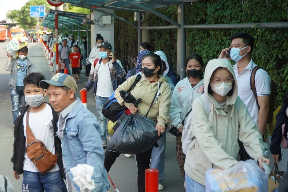Cửa ngõ TP.HCM đông đúc chiều 3/5, ùn tắc cục bộ tại nhiều điểm Cửa ngõ TP.HCM đông đúc chiều 3/5, ùn tắc cục bộ tại nhiều điểm