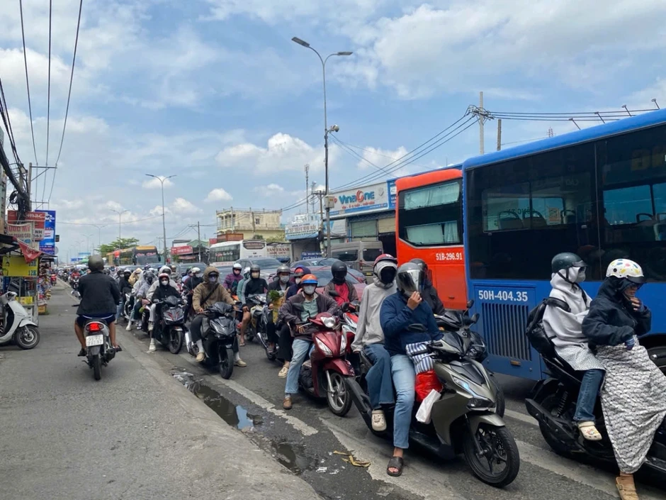Cửa ngõ TP.HCM đông đúc chiều 3/5, ùn tắc cục bộ tại nhiều điểm Cửa ngõ TP.HCM đông đúc chiều 3/5, ùn tắc cục bộ tại nhiều điểm