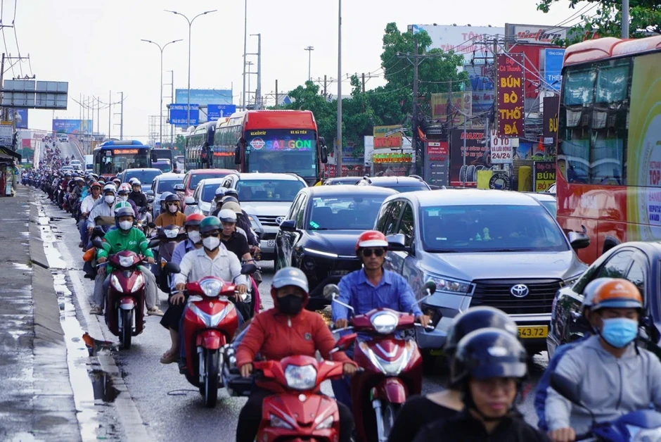 Cửa ngõ TP.HCM đông đúc chiều 3/5, ùn tắc cục bộ tại nhiều điểm Cửa ngõ TP.HCM đông đúc chiều 3/5, ùn tắc cục bộ tại nhiều điểm
