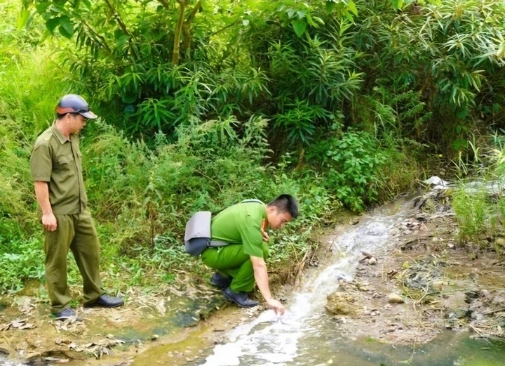 Cục Cảnh sát môi trường vào cuộc vụ nước giếng khoan đổi màu tím ở Thanh Hóa Cục Cảnh sát môi trường vào cuộc vụ nước giếng khoan đổi màu tím ở Thanh Hóa