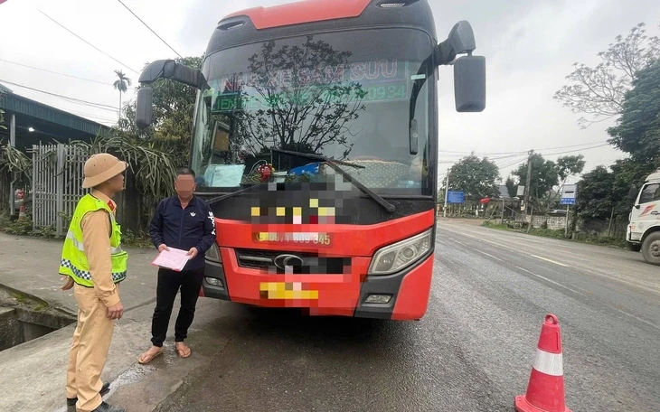 Cục CSGT lên tiếng trước thông tin 'dùng ô tô công vụ chắn ngang đường để dừng xe vi phạm' Cục CSGT lên tiếng trước thông tin 'dùng ô tô công vụ chắn ngang đường để dừng xe vi phạm'