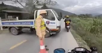 Cục CSGT lên tiếng trước thông tin 'dùng ô tô công vụ chắn ngang đường để dừng xe vi phạm'