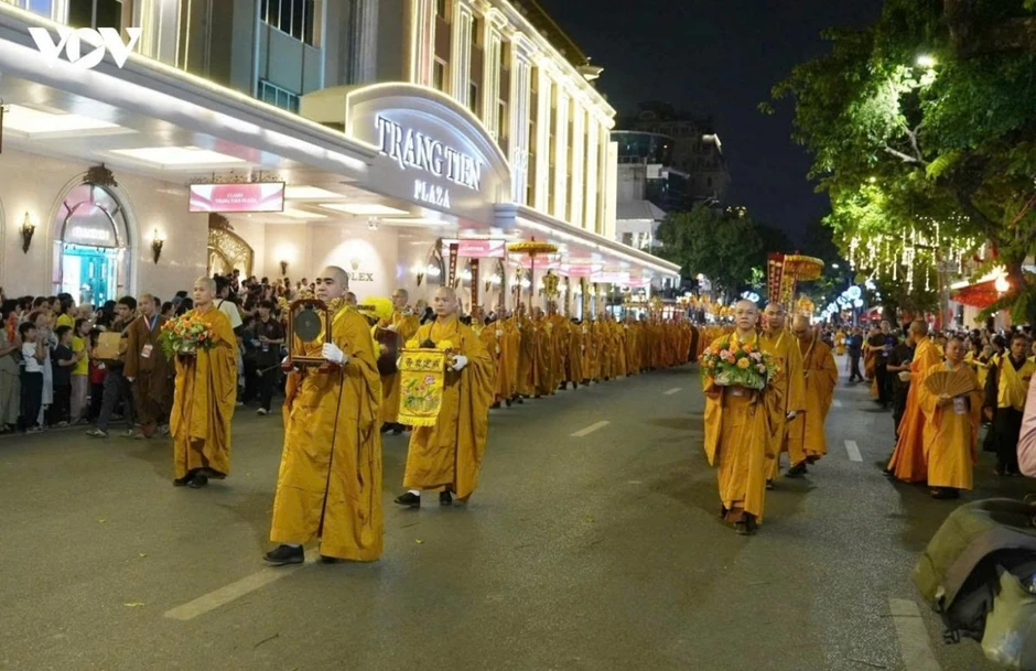 Cung rước xá lợi Phật qua nhiều tuyến phố Hà Nội dịp Đại lễ Phật đản Cung rước xá lợi Phật qua nhiều tuyến phố Hà Nội dịp Đại lễ Phật đản