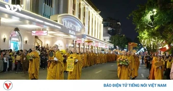 Cung rước xá lợi Phật qua nhiều tuyến phố Hà Nội dịp Đại lễ Phật đản