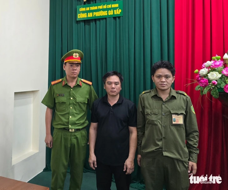 Cướp xong thấy hối hận nên nhờ tài xế xe ôm trả lại điện thoại cho cô gái