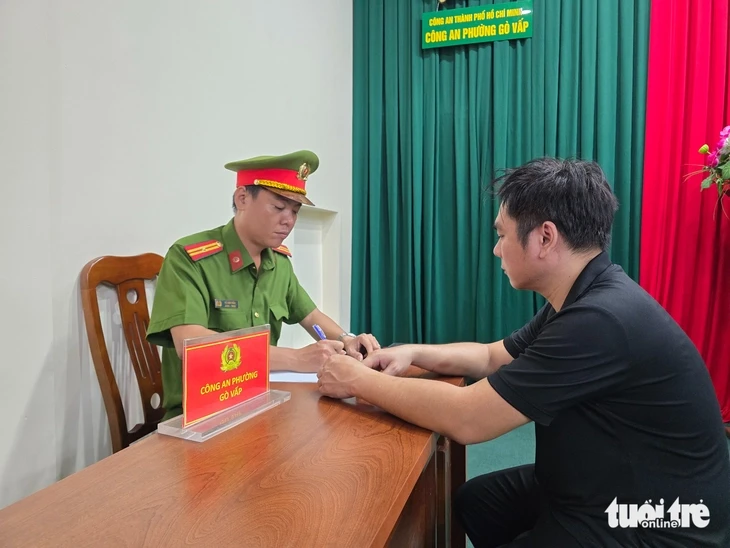 Cướp xong thấy hối hận nên nhờ tài xế xe ôm trả lại điện thoại cho cô gái