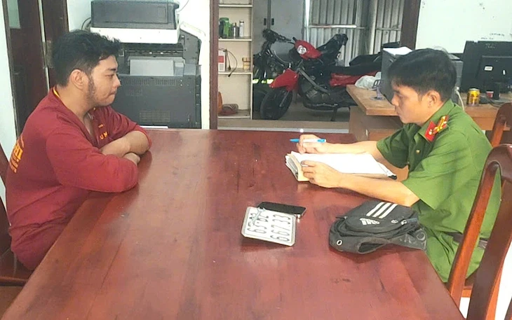 Cướp xong thấy hối hận nên nhờ tài xế xe ôm trả lại điện thoại cho cô gái