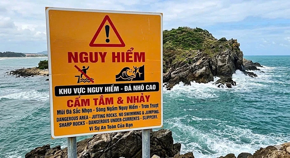 Cứu 2 anh em song sinh bị sóng cuốn ra xa khi tắm biển ở Nghệ An