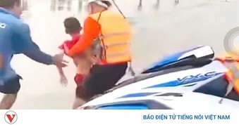Cứu 2 anh em song sinh bị sóng cuốn ra xa khi tắm biển ở Nghệ An