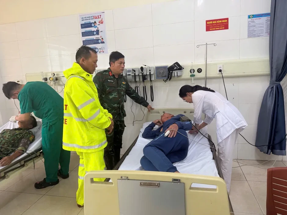 Cứu 3 thuyền viên trên tàu bị chìm sau hơn 12 giờ mất liên lạc do ảnh hưởng bão số 1 Cứu 3 thuyền viên trên tàu bị chìm sau hơn 12 giờ mất liên lạc do ảnh hưởng bão số 1