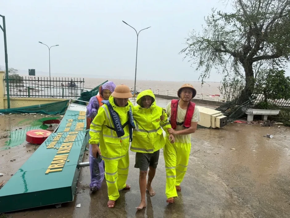 Cứu 3 thuyền viên trên tàu bị chìm sau hơn 12 giờ mất liên lạc do ảnh hưởng bão số 1 Cứu 3 thuyền viên trên tàu bị chìm sau hơn 12 giờ mất liên lạc do ảnh hưởng bão số 1