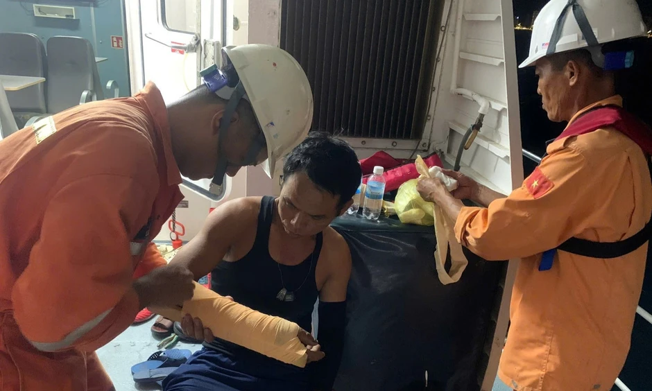 Cứu 30 ngư dân trên tàu cá bị cháy trên biển Nha Trang Cứu 30 ngư dân trên tàu cá bị cháy trên biển Nha Trang