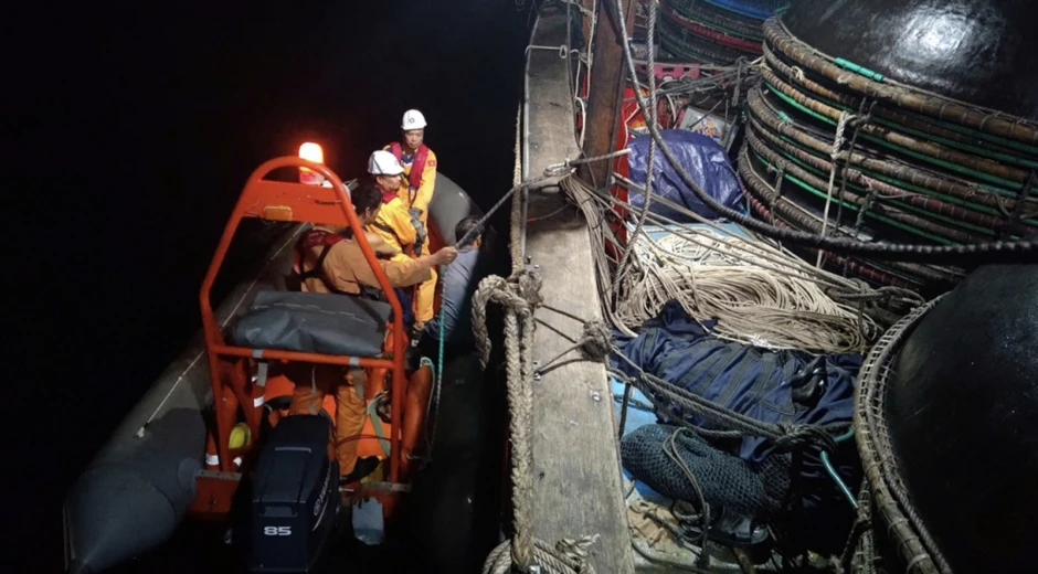 Cứu 30 ngư dân trên tàu cá bị cháy trên biển Nha Trang Cứu 30 ngư dân trên tàu cá bị cháy trên biển Nha Trang