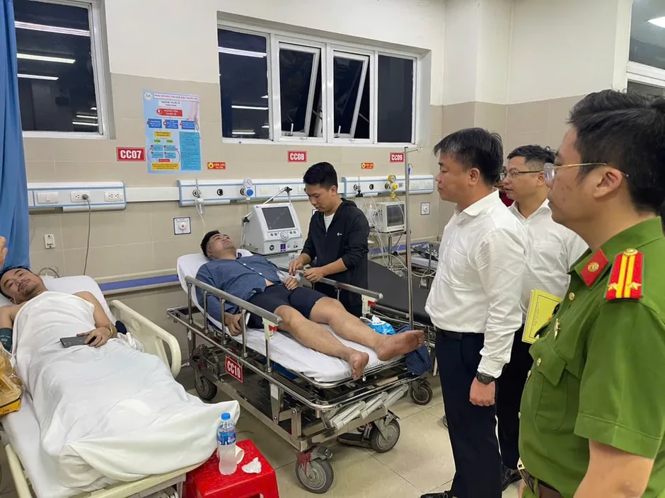 Cứu 7 người mắc kẹt trong vụ cháy nhà 7 tầng Cứu 7 người mắc kẹt trong vụ cháy nhà 7 tầng