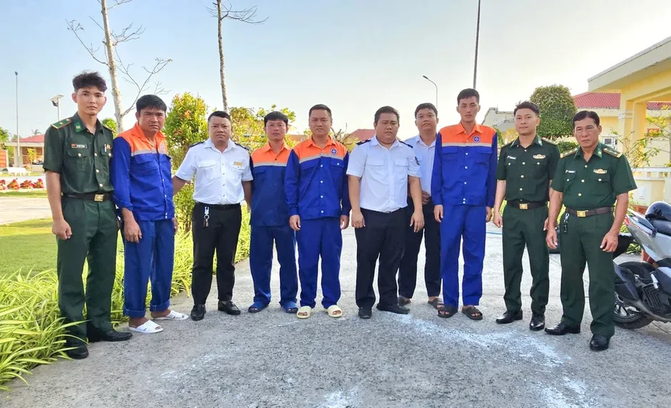 Cứu 9 thuyền viên tàu chở cát bị chìm