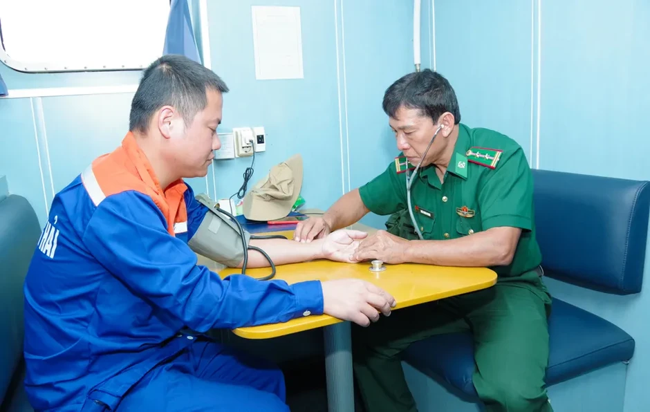 Cứu 9 thuyền viên tàu chở cát bị chìm