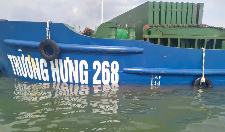 Cứu 9 thuyền viên tàu chở cát bị chìm
