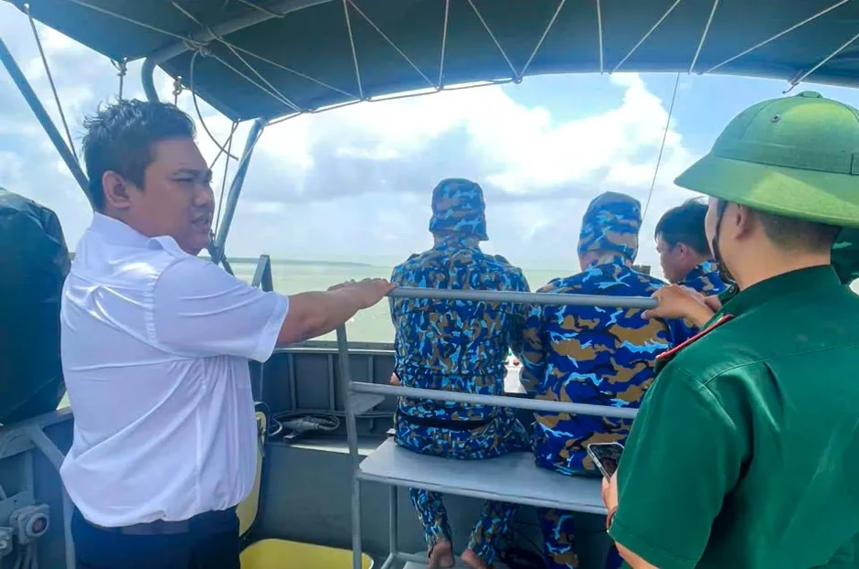 Cứu 9 thuyền viên tàu chở cát bị chìm