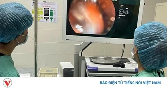 Cứu bệnh nhân nuốt cùng lúc 3 bàn chải đánh răng dài gần 20cm