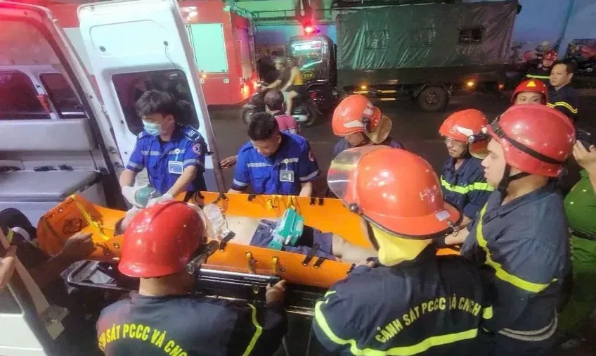 Cứu cụ ông 70 tuổi hôn mê, kẹt trong căn nhà có cầu thang nhỏ hẹp Cứu cụ ông 70 tuổi hôn mê, kẹt trong căn nhà có cầu thang nhỏ hẹp