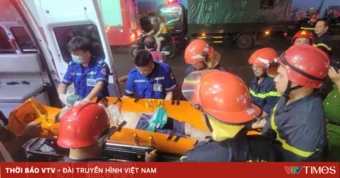 Cứu cụ ông 70 tuổi hôn mê, kẹt trong căn nhà có cầu thang nhỏ hẹp
