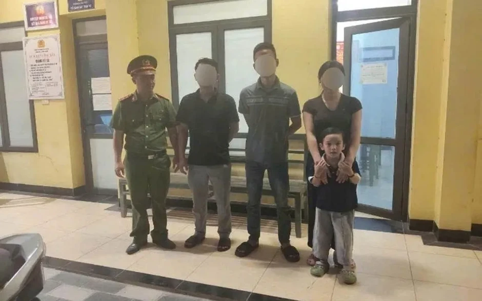 Cứu giúp nam thanh niên có ý định nhảy cầu Nhật Tân tự tử Cứu giúp nam thanh niên có ý định nhảy cầu Nhật Tân tự tử