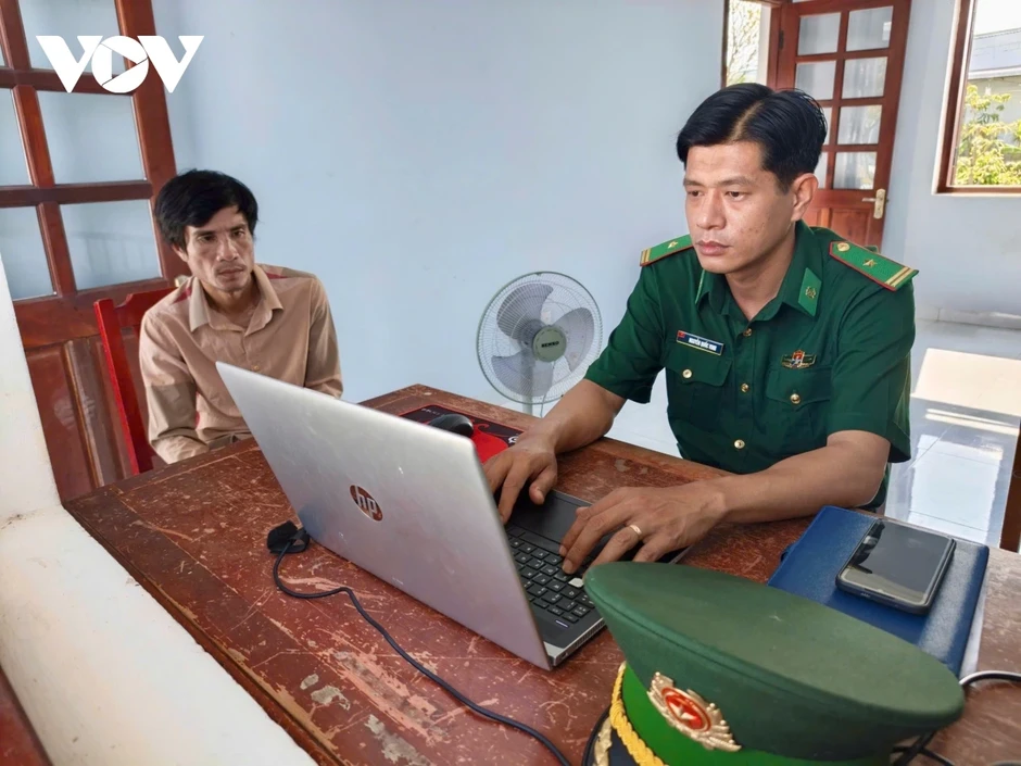 Cứu hộ 2 ngư dân trôi trên biển ở Cà Mau Cứu hộ 2 ngư dân trôi trên biển ở Cà Mau