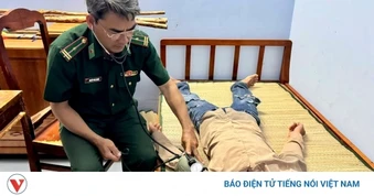 Cứu hộ 2 ngư dân trôi trên biển ở Cà Mau