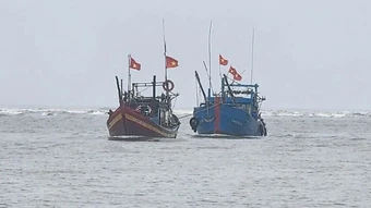 Cứu hộ 2 tàu cá bị chìm do dông lốc ở Thanh Hóa