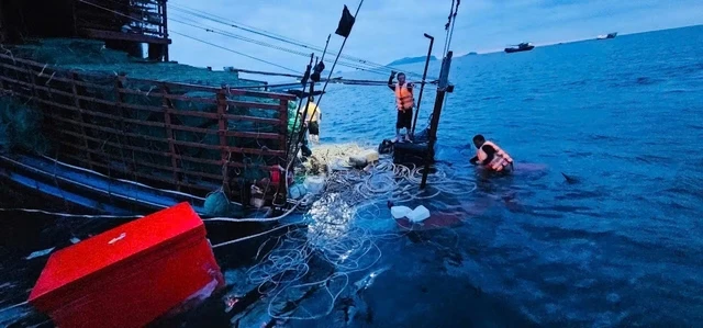 Cứu hộ 8 ngư dân gặp nạn trên vùng biển Cô Tô, Quảng Ninh Cứu hộ 8 ngư dân gặp nạn trên vùng biển Cô Tô, Quảng Ninh