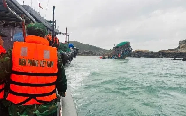 Cứu hộ 8 ngư dân gặp nạn trên vùng biển Cô Tô, Quảng Ninh Cứu hộ 8 ngư dân gặp nạn trên vùng biển Cô Tô, Quảng Ninh
