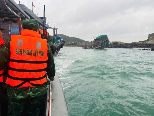 Cứu hộ 8 ngư dân gặp nạn trên vùng biển Cô Tô, Quảng Ninh Cứu hộ 8 ngư dân gặp nạn trên vùng biển Cô Tô, Quảng Ninh