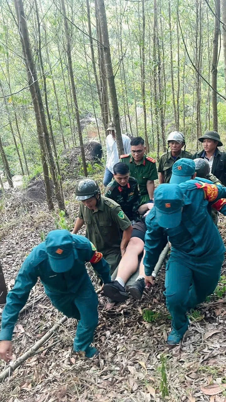 Cứu hộ du khách Đức bị gãy chân khi phượt một mình trên núi ở Đà Nẵng Cứu hộ du khách Đức bị gãy chân khi phượt một mình trên núi ở Đà Nẵng