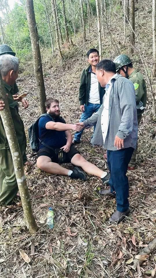 Cứu hộ du khách Đức bị gãy chân khi phượt một mình trên núi ở Đà Nẵng Cứu hộ du khách Đức bị gãy chân khi phượt một mình trên núi ở Đà Nẵng