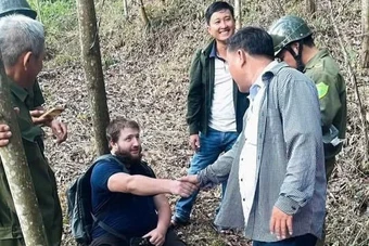 Cứu hộ du khách Đức bị gãy chân khi phượt một mình trên núi ở Đà Nẵng