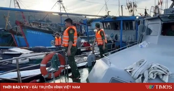 Cứu hộ tàu cá cùng 10 ngư dân bị phá nước ở vịnh Đà Nẵng