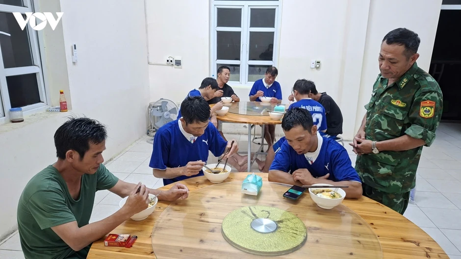 Cứu hộ thành công 9 thuyền viên bị chìm tàu giữa đêm ở Cô Tô, tỉnh Quảng Ninh Cứu hộ thành công 9 thuyền viên bị chìm tàu giữa đêm ở Cô Tô, tỉnh Quảng Ninh