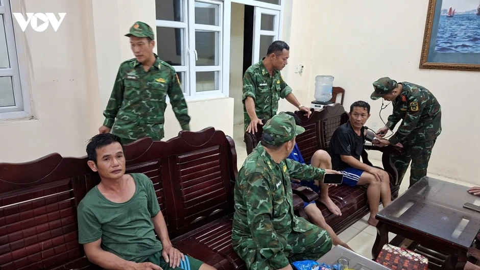 Cứu hộ thành công 9 thuyền viên bị chìm tàu giữa đêm ở Cô Tô, tỉnh Quảng Ninh Cứu hộ thành công 9 thuyền viên bị chìm tàu giữa đêm ở Cô Tô, tỉnh Quảng Ninh