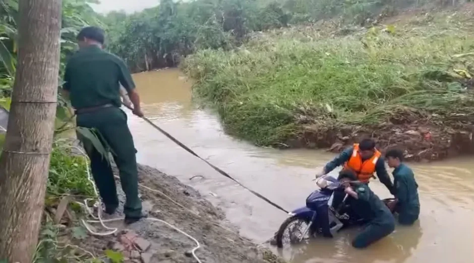 Cứu kịp thời 3 người dân bị nước cuốn trôi ở Đồng Nai