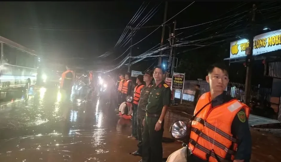 Cứu kịp thời 3 người dân bị nước cuốn trôi ở Đồng Nai