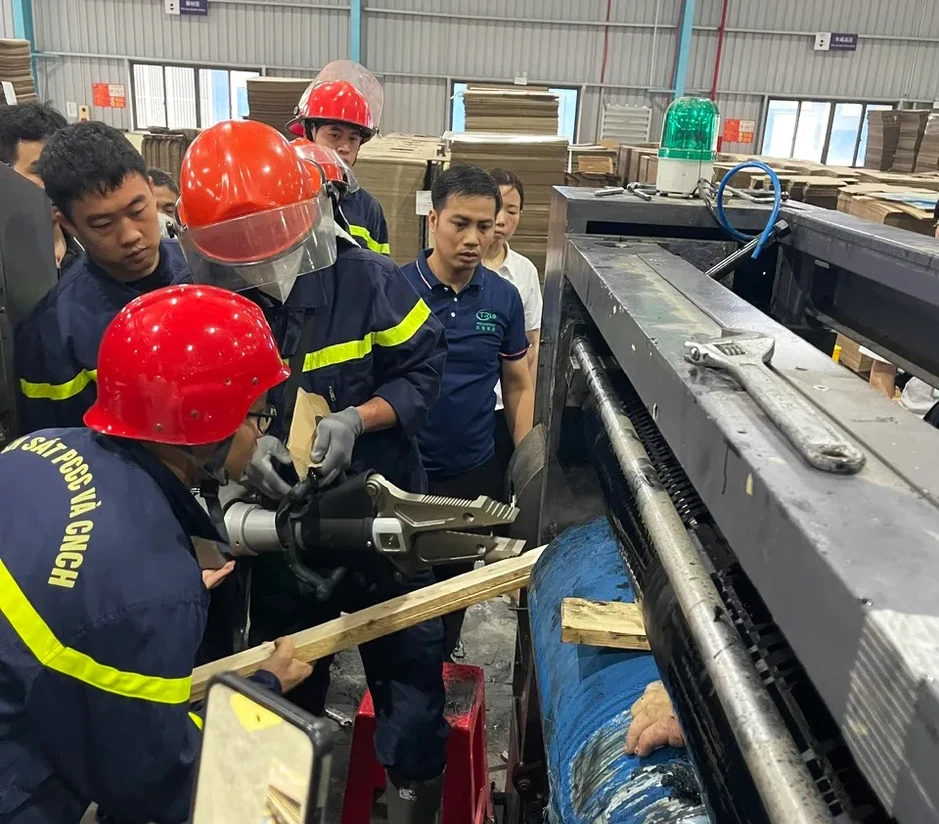 Cứu kịp thời công nhân bị cuốn tay vào máy in công nghiệp ở Bắc Ninh Cứu kịp thời công nhân bị cuốn tay vào máy in công nghiệp ở Bắc Ninh