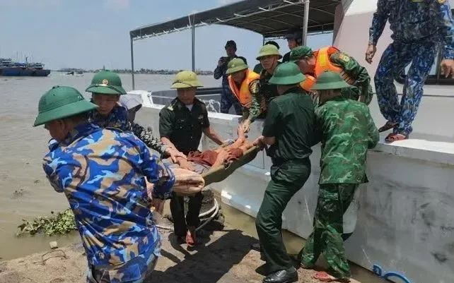 Cứu kịp thời ngư dân bị dây siết đùi, mất máu cấp trên biển Cứu kịp thời ngư dân bị dây siết đùi, mất máu cấp trên biển