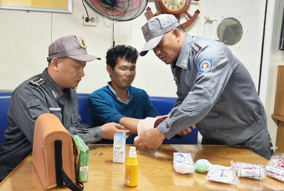 Cứu kịp thời ngư dân bị đứt cổ tay trên biển Cứu kịp thời ngư dân bị đứt cổ tay trên biển