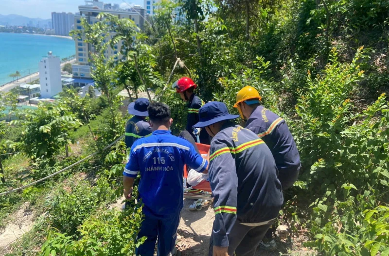 Cứu nạn nữ du khách đến từ Australia bị ngất xỉu khi leo núi Cô Tiên ở Nha Trang Cứu nạn nữ du khách đến từ Australia bị ngất xỉu khi leo núi Cô Tiên ở Nha Trang