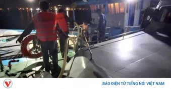 Cứu nạn thành công 10 thuyền viên tàu cá bị phá nước trên biển Đà Nẵng