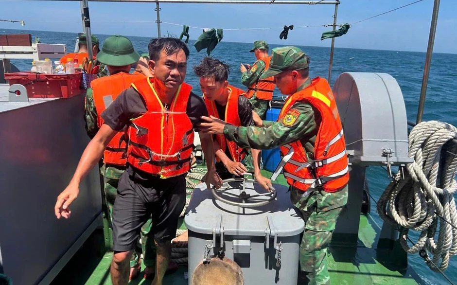 Cứu nạn thành công 11 thuyền viên bị đắm tàu ở vùng biển Hải Phòng Cứu nạn thành công 11 thuyền viên bị đắm tàu ở vùng biển Hải Phòng
