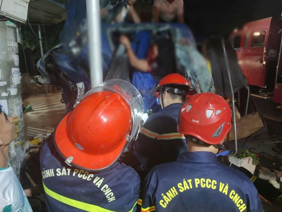 Cứu nạn thành công 2 người mắc kẹt trong ô tô tải tại Hải Phòng Cứu nạn thành công 2 người mắc kẹt trong ô tô tải tại Hải Phòng