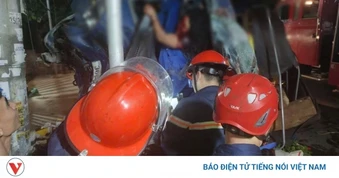 Cứu nạn thành công 2 người mắc kẹt trong ô tô tải tại Hải Phòng