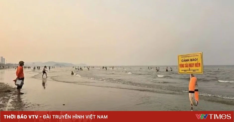 Cứu nạn thành công hai anh em sinh đôi gặp nạn khi tắm biển Cứu nạn thành công hai anh em sinh đôi gặp nạn khi tắm biển